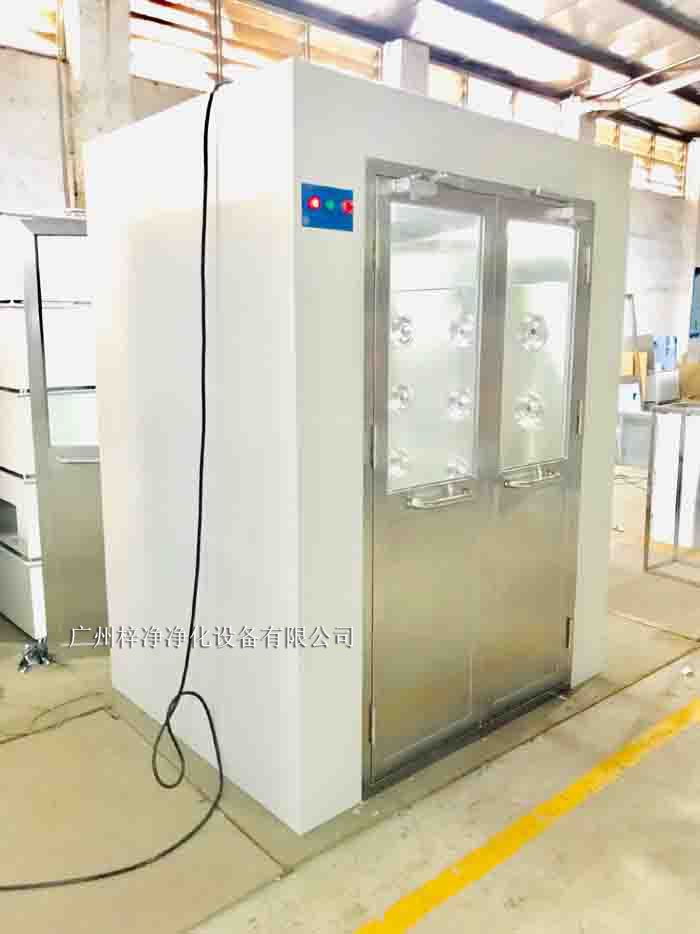 烤漆風淋室采用冷軋鋼板作為基材，表面經過烤漆處理。