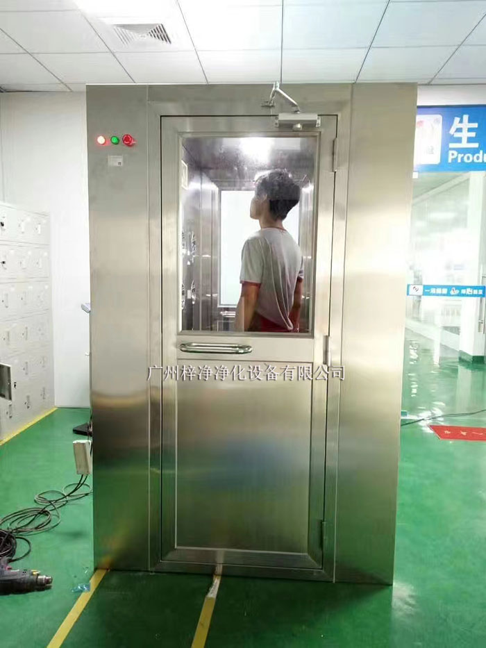 風淋室主要是人員或物品的表面除塵，常用于潔凈室的入口處。