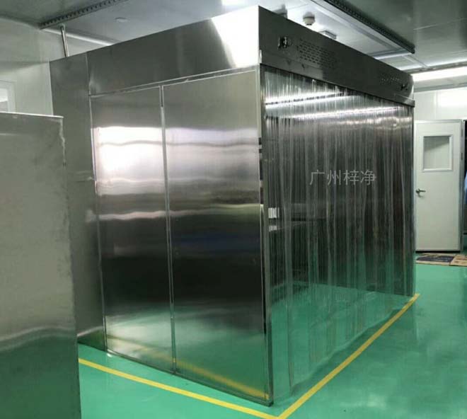 負壓稱量罩內空氣經初效過濾器、由離心風機壓入靜壓箱，在經高效過濾器后從氣流擴散送風單元出風面吹出，潔凈空氣以均勻的斷面風速流經工作區，從而形成高潔凈的工作環境。