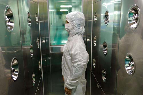 風淋室和貨淋室吹淋過程產生的灰塵通過三重機制實現(xiàn)定向處理。